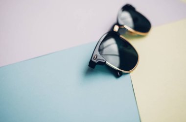 Güneş gözlükleri parlak bir arka plana sahiptir.