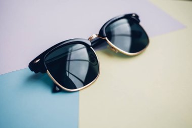 Güneş gözlükleri parlak bir arka plana sahiptir.