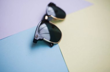 Güneş gözlükleri parlak bir arka plana sahiptir.