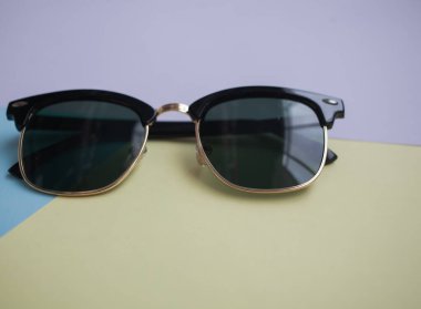 Güneş gözlükleri parlak bir arka plana sahiptir.