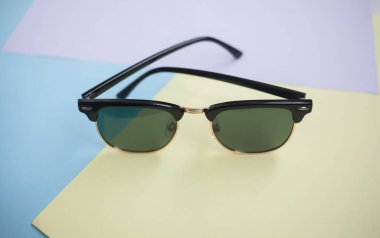 Güneş gözlükleri parlak bir arka plana sahiptir.