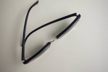 Beyaz arkaplanda izole güneş gözlükleri, yakın plan