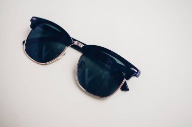 Beyaz arkaplanda izole güneş gözlükleri, yakın plan