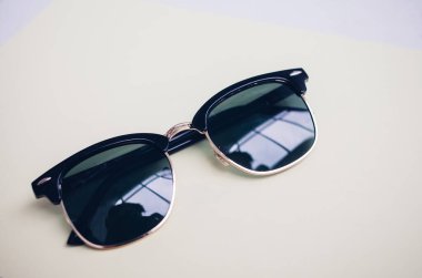 Beyaz arkaplanda izole güneş gözlükleri, yakın plan