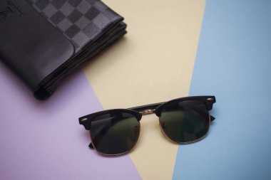 Güneş gözlükleri parlak bir arka plana sahiptir.