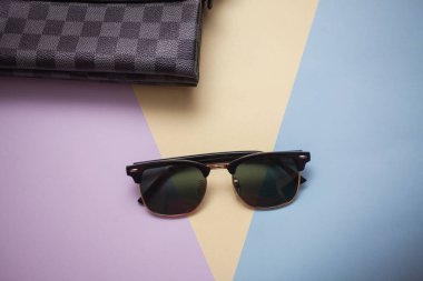 Güneş gözlükleri parlak bir arka plana sahiptir.