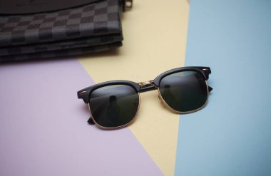 Güneş gözlükleri parlak bir arka plana sahiptir.