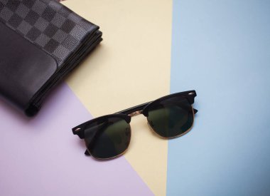 Güneş gözlükleri parlak bir arka plana sahiptir.