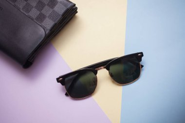 Güneş gözlükleri parlak bir arka plana sahiptir.
