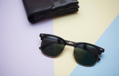 Güneş gözlükleri parlak bir arka plana sahiptir.