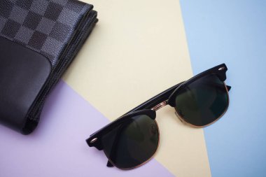 Güneş gözlükleri parlak bir arka plana sahiptir.