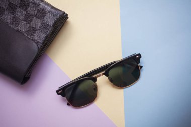 Güneş gözlükleri parlak bir arka plana sahiptir.