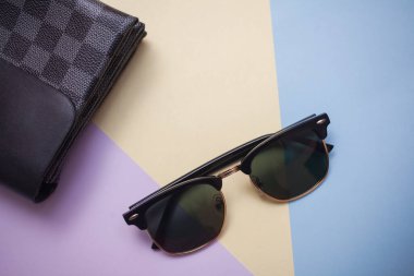 Güneş gözlükleri parlak bir arka plana sahiptir.