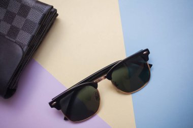 Güneş gözlükleri parlak bir arka plana sahiptir.