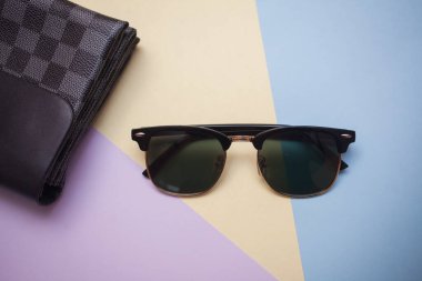 Güneş gözlükleri parlak bir arka plana sahiptir.