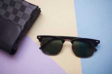 Güneş gözlükleri parlak bir arka plana sahiptir.