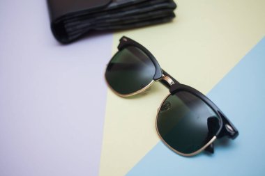 Güneş gözlükleri parlak bir arka plana sahiptir.