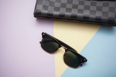 Güneş gözlükleri parlak bir arka plana sahiptir.