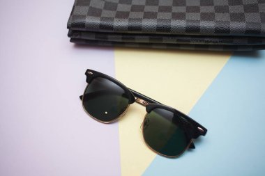 Güneş gözlükleri parlak bir arka plana sahiptir.
