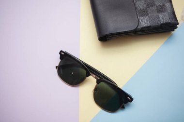 Güneş gözlükleri parlak bir arka plana sahiptir.