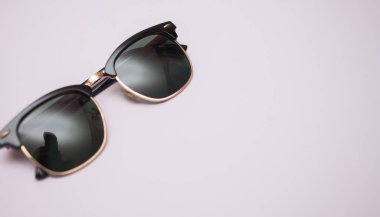 Beyaz arkaplanda izole güneş gözlükleri, yakın plan