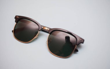 Beyaz arkaplanda izole güneş gözlükleri, yakın plan