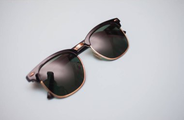 Beyaz arkaplanda izole güneş gözlükleri, yakın plan