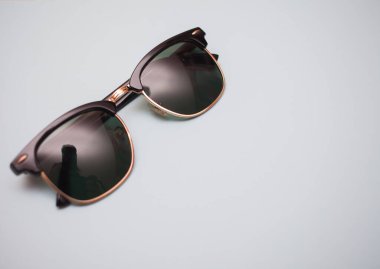 Beyaz arkaplanda izole güneş gözlükleri, yakın plan