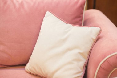 Oda içindeki kanepe ayrıntıları 