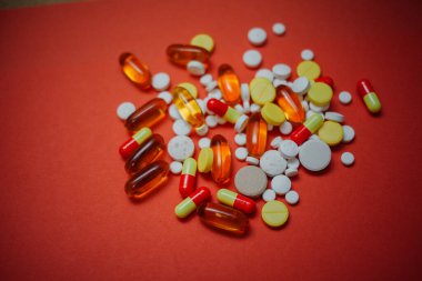 Bir sürü ilaç hapı. Renkli haplardan ve kapsüllerden yapılmış arka plan