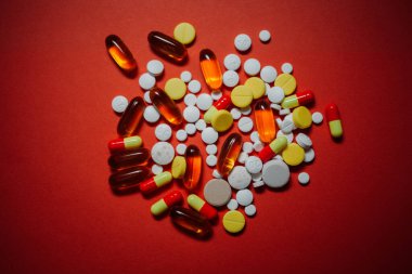 Bir sürü ilaç hapı. Renkli haplardan ve kapsüllerden yapılmış arka plan
