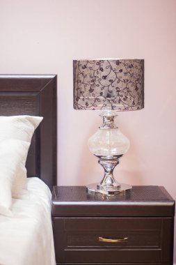 Rahat mobilyalarla modern iç mekanın ayrıntıları