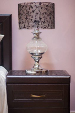 Rahat mobilyalarla modern iç mekanın ayrıntıları