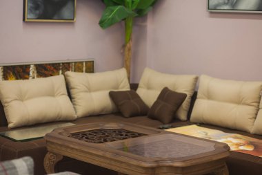 Rahat mobilyalarla modern iç mekanın ayrıntıları