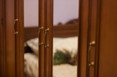 Rahat mobilyalarla modern iç mekanın ayrıntıları