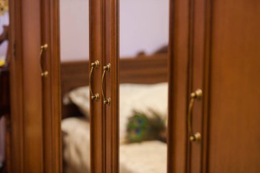 Rahat mobilyalarla modern iç mekanın ayrıntıları