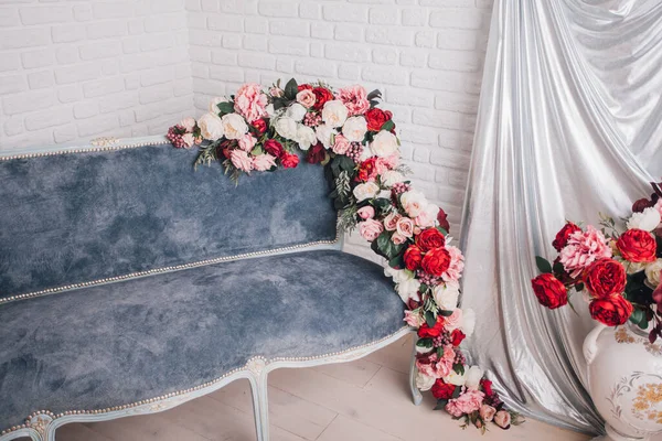 带有花卉装饰的老式木制椅子 豪华室内设计 — 图库照片