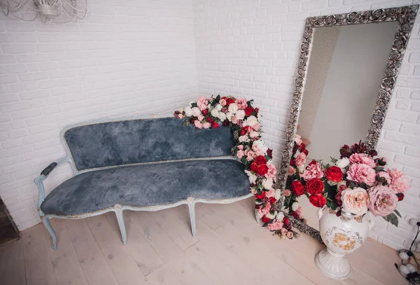 Gammal Trästol Med Blommig Dekoration Lyxig Inredning — Stockfoto