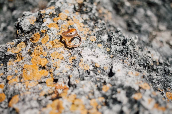 石の上の黄金のウェディングリング クローズアップショット — ストック写真