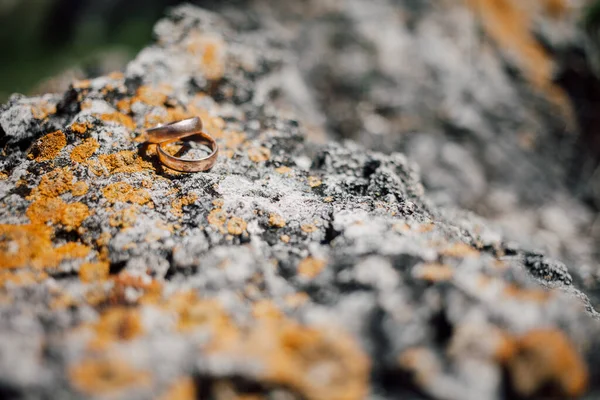 石の上の黄金のウェディングリング クローズアップショット — ストック写真