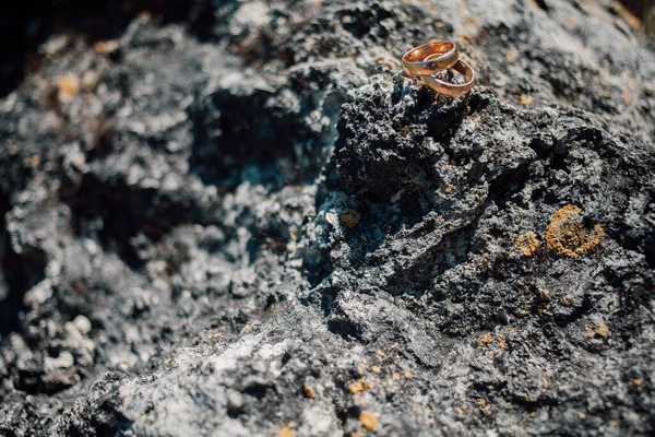 Arany Jegygyűrűk Kőbe Vésve Közelkép — Stock Fotó
