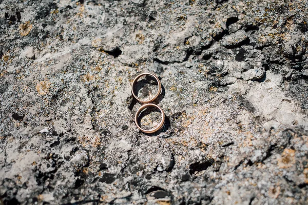 Gyllene Vigselringar Sten Närbild — Stockfoto