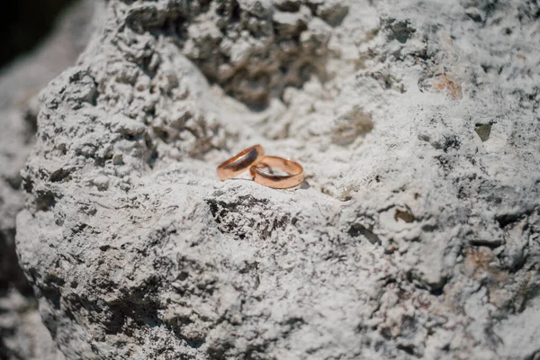 Anéis Casamento Dourados Pedra Tiro Close — Fotografia de Stock