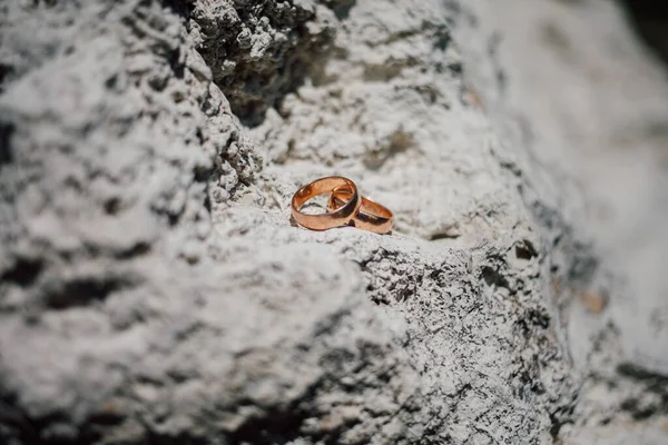 Anéis Casamento Dourados Pedra Tiro Close — Fotografia de Stock