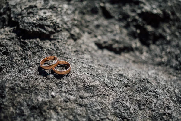 Anillos Boda Dorados Piedra Primer Plano —  Fotos de Stock