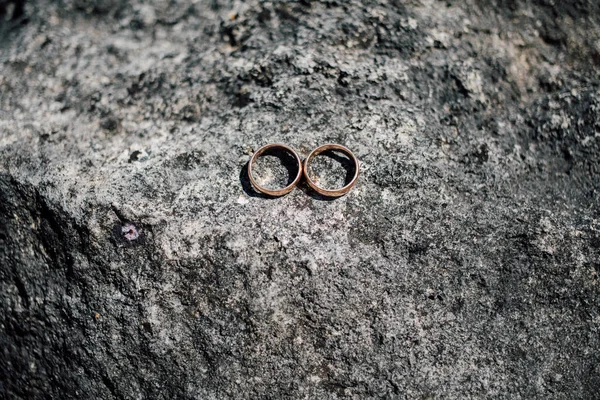 Arany Jegygyűrűk Kőbe Vésve Közelkép — Stock Fotó