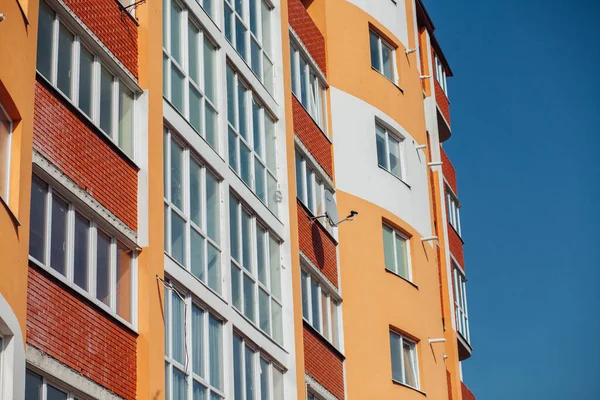 Güneşli bir günde modern apartman binaları. Modern bir apartmanın cephesi