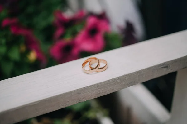 Bröllop Ringar Med Suddiga Blommor Bakgrund — Stockfoto