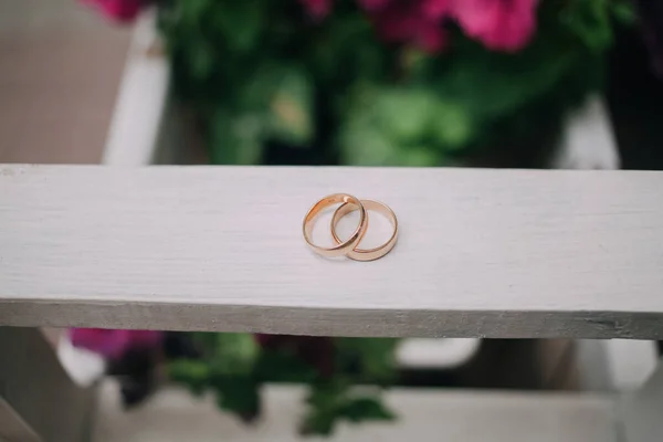 Bröllop Ringar Med Suddiga Blommor Bakgrund — Stockfoto
