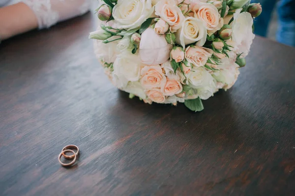 Svatební Prsteny Kyticí Květin — Stock fotografie